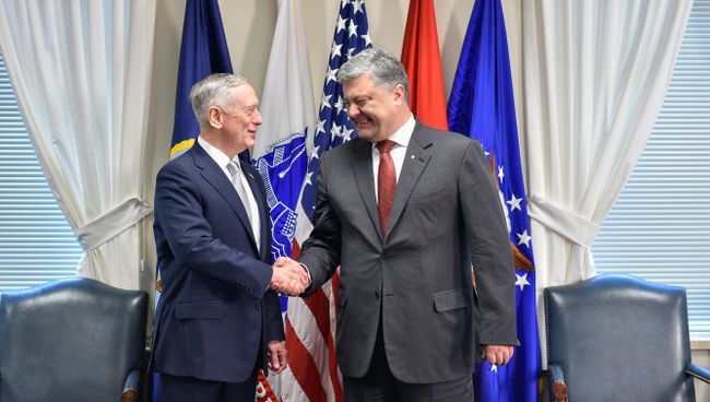 Президент Украины Петр Порошенко и министр обороны США Джеймс Мэттис во время встречи в Вашингтоне. Архивное фото Президент Украины Петр Порошенко и министр обороны США Джеймс Мэттис во время встречи в Вашингтоне. Архивное фото