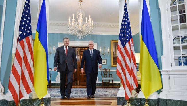 Петр Порошенко и Рекс Тиллерсон в Вашингтоне. Архивное фото Петр Порошенко и Рекс Тиллерсон в Вашингтоне. Архивное фото