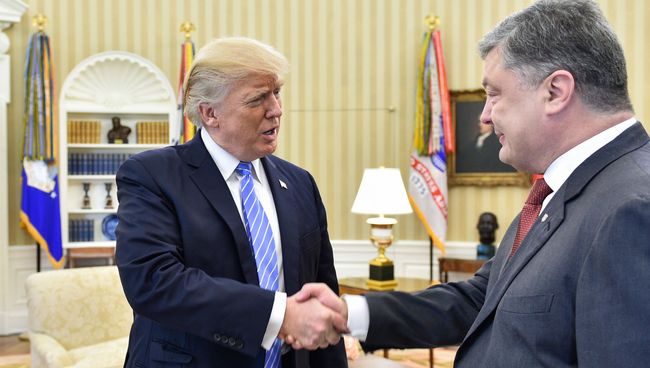 Президент Украины Петр Порошенко и президент США Дональд Трамп во время встречи. Архивное фото