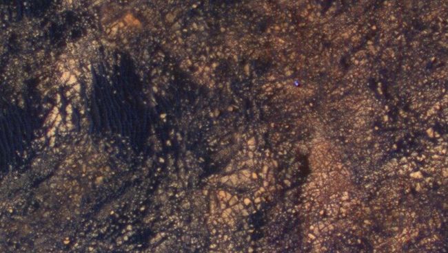 Фотография марсохода Curiosity у вершины горы Шарп, полученная зондом MRO. Архивное фото