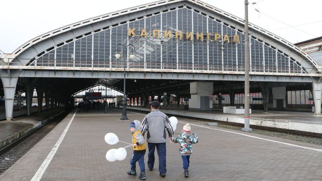 Жители Калининграда на перроне Южного вокзала Жители Калининграда на перроне Южного вокзала