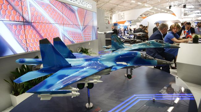 Стенд российской компании Рособоронэкспорт на Международном авиасалоне Ле Бурже