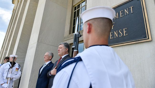 Президент Украины Петр Порошенко и министр обороны США Джеймс Мэттис во время встречи в Вашингтоне. 20 июня 2017