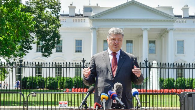 Президент Украины Петр Порошенко выступает перед журналистами после встречи с президентом США Дональдом Трампом. Архивное фото Президент Украины Петр Порошенко выступает перед журналистами после встречи с президентом США Дональдом Трампом. Архивное фото