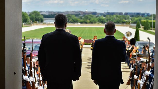 Президент Украины Петр Порошенко и министр обороны США Джеймс Мэттис. Архивное фото Президент Украины Петр Порошенко и министр обороны США Джеймс Мэттис. Архивное фото