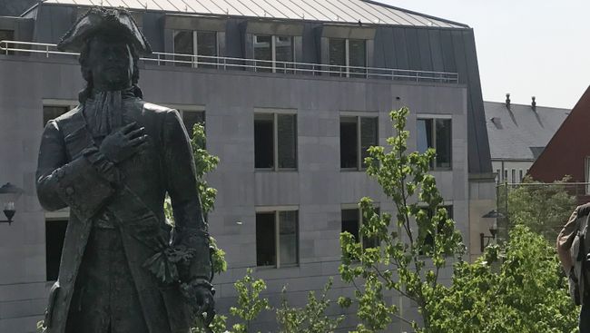 Памятник Петру I на площади святого Петра в бельгийском Льеже Памятник Петру I на площади святого Петра в бельгийском Льеже