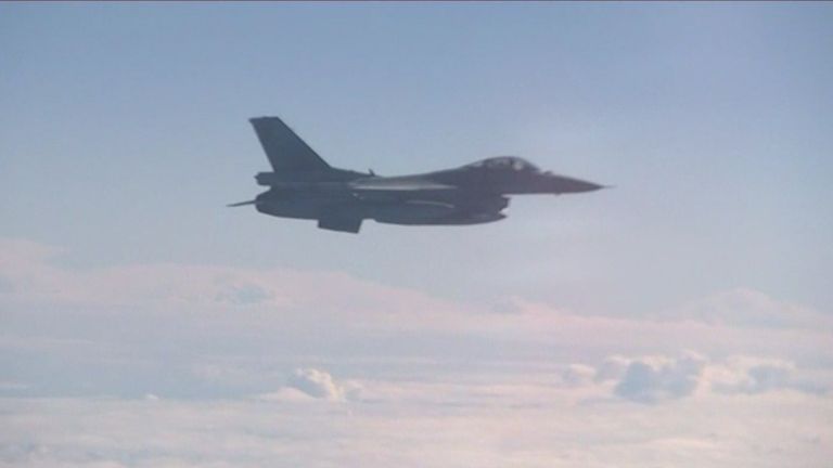 Истребитель НАТО F-16 пытался приблизиться к самолету министра обороны РФ Истребитель НАТО F-16 пытался приблизиться к самолету министра обороны РФ