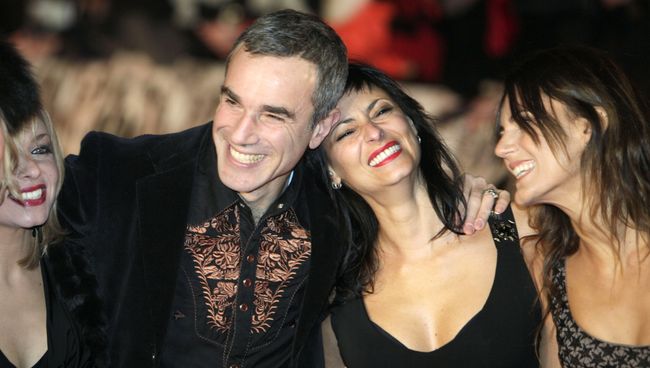 Актер Дэниел Дэй-Льюис с танцовщицами перед премьерой фильма Девять в Лондоне Актер Дэниел Дэй-Льюис с танцовщицами перед премьерой фильма Девять в Лондоне