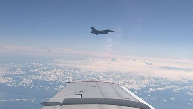 Истребитель НАТО F-16 в момент сближения с самолетом министра обороны РФ Сергея Шойгу Истребитель НАТО F-16 в момент сближения с самолетом министра обороны РФ Сергея Шойгу