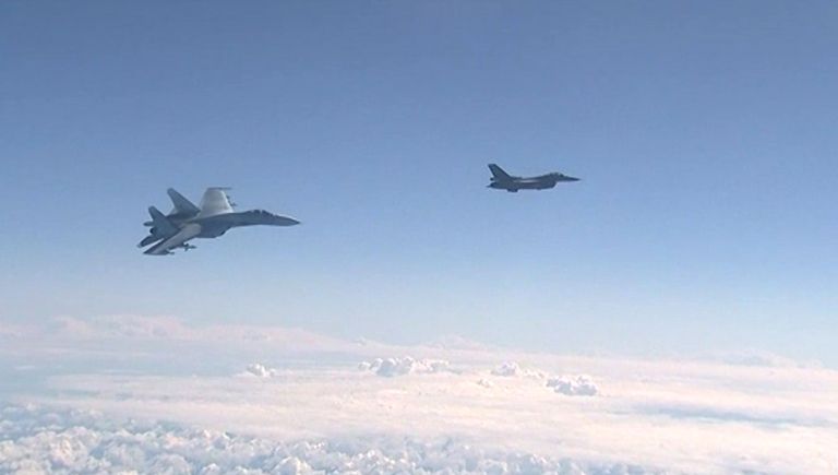 Истребитель НАТО F-16 и российский истребитель Су-27 над водами Балтики Истребитель НАТО F-16 и российский истребитель Су-27 над водами Балтики