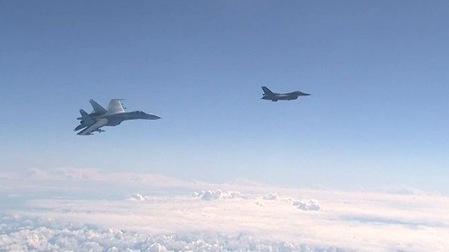Истребитель НАТО F-16 и российский истребитель Су-27 над водами Балтики. Архивное фото Истребитель НАТО F-16 и российский истребитель Су-27 над водами Балтики. Архивное фото