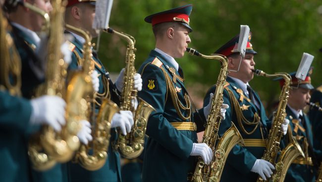 Музыканты оркестра Военного института (военных дирижёров) Военного университета во время открытия концертной программы Военные оркестры в парках. Архивное фото Музыканты оркестра Военного института (военных дирижёров) Военного университета во время открытия концертной программы Военные оркестры в парках. Архивное фото