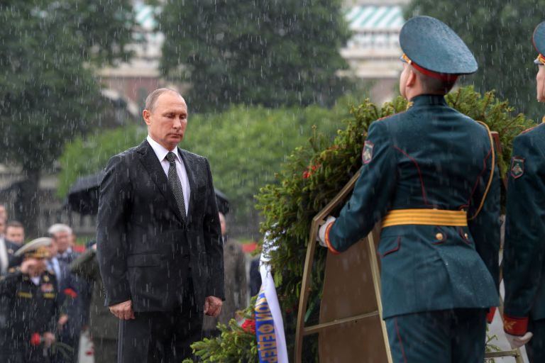 Президент РФ Владимир Путин во время церемонии возложения венков к Могиле Неизвестного Солдата в Александровском саду. 22 июня 2017 Президент РФ Владимир Путин во время церемонии возложения венков к Могиле Неизвестного Солдата в Александровском саду. 22 июня 2017