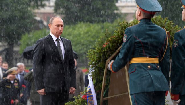 Президент РФ Владимир Путин во время церемонии возложения венков к Могиле Неизвестного Солдата в Александровском саду. 22 июня 2017 Президент РФ Владимир Путин во время церемонии возложения венков к Могиле Неизвестного Солдата в Александровском саду. 22 июня 2017