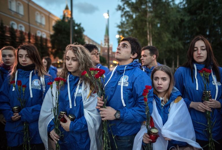 Участники патриотической акции Вахта памяти. Вечный огонь - 2017 перед возложением цветов к Могиле Неизвестного солдата Участники патриотической акции Вахта памяти. Вечный огонь - 2017 перед возложением цветов к Могиле Неизвестного солдата