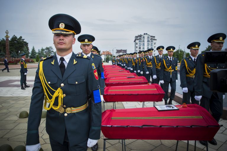 Во время торжественной церемонии перезахоронения останков 62 красноармейцев на мемориале воинской славы Вечность в Кишиневе Во время торжественной церемонии перезахоронения останков 62 красноармейцев на мемориале воинской славы Вечность в Кишиневе