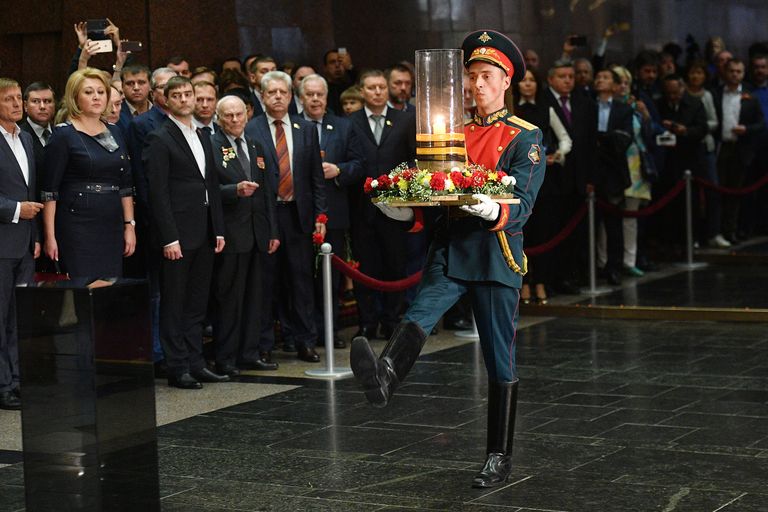 Торжественная церемония зажжения Свечи Памяти, посвященной памяти погибших в Великой Отечественной войне в зале Памяти и Скорби Музея Победы в Москве Торжественная церемония зажжения Свечи Памяти, посвященной памяти погибших в Великой Отечественной войне в зале Памяти и Скорби Музея Победы в Москве