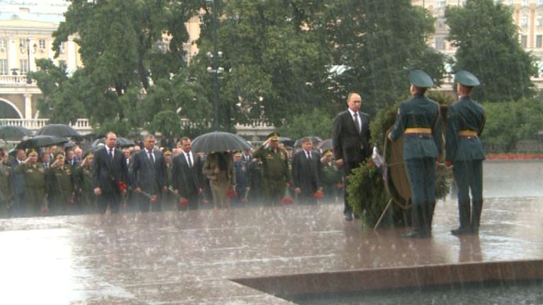 Путин принял участие в церемонии возложения венков к Могиле Неизвестного солдата Путин принял участие в церемонии возложения венков к Могиле Неизвестного солдата