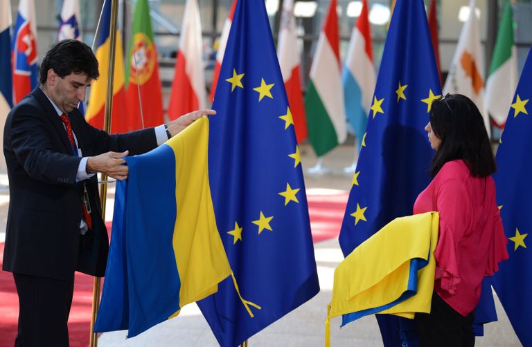 Флаги Украины и ЕС