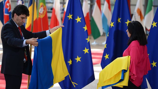 Флаги Украины и ЕС
