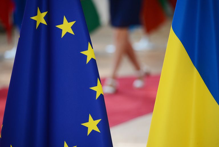 Флаги Украины и Европейского союза