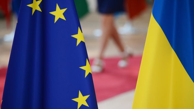 Флаги Украины и Европейского Союза. Архивное фото