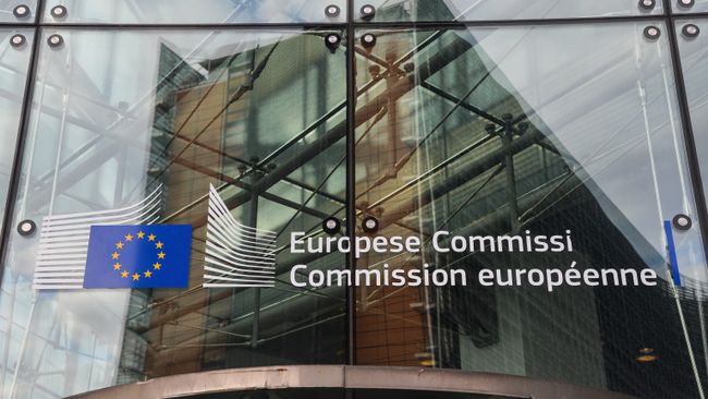 Логотип Евросоюза на здании штаб-квартиры Европейской комиссии в Брюсселе Логотип Евросоюза на здании штаб-квартиры Европейской комиссии в Брюсселе