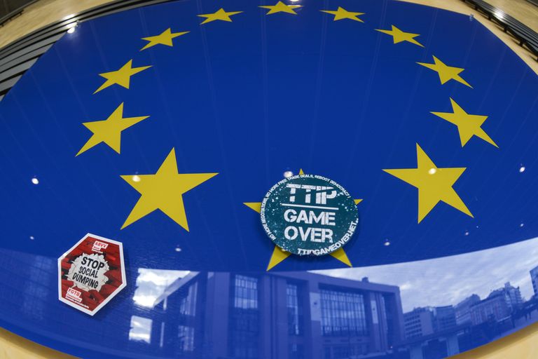 Наклейка Game over на логотипе ЕС на здании штаб-квартиры Европейского парламента в Брюсселе