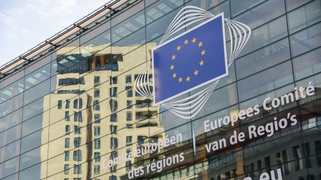 Логотип Евросоюза на здании штаб-квартиры Европейского парламента в Брюсселе. Архивное фото Логотип Евросоюза на здании штаб-квартиры Европейского парламента в Брюсселе. Архивное фото