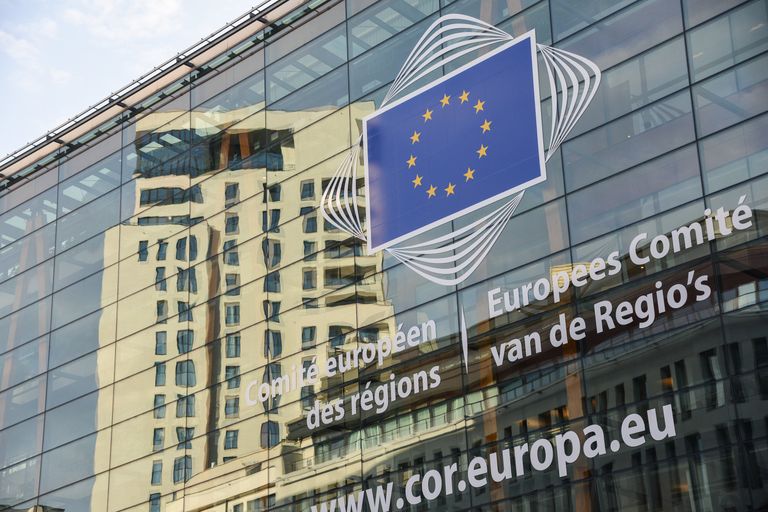 Логотип Евросоюза на здании штаб-квартиры Европейского парламента в Брюсселе