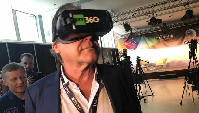 Режиссер Оливер Стоун в 3D очках Режиссер Оливер Стоун в 3D очках
