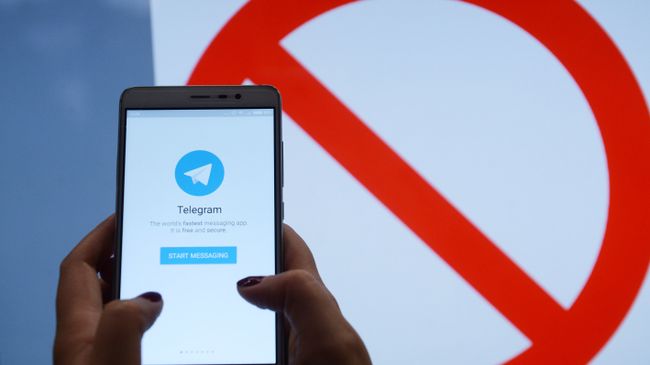 Мессенджер Telegram на экране телефона