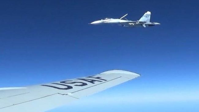 Сближение российского Су-27 с самолетом-разведчиком США RC-135U. Архивное фото