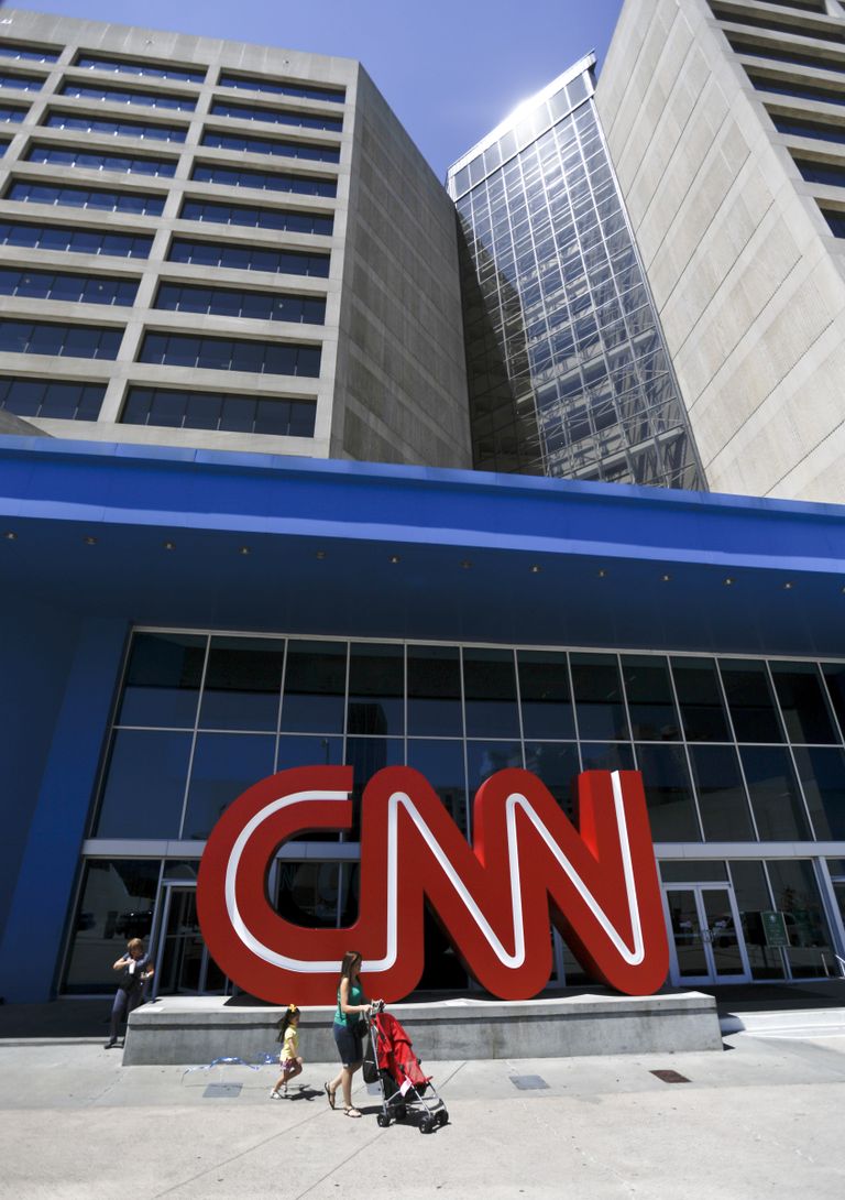 Прохожие у здания штаб-квартиры CNN в Атланте, США Прохожие у здания штаб-квартиры CNN в Атланте, США