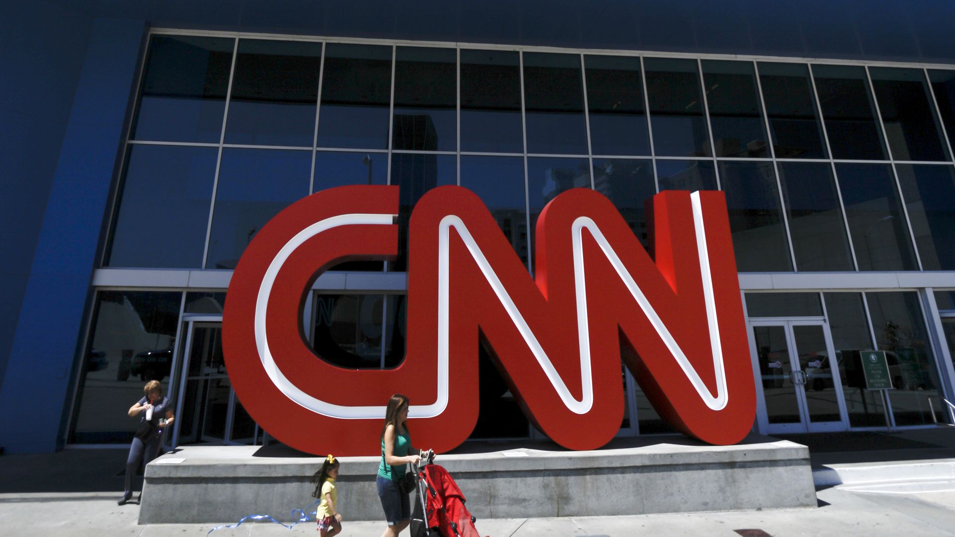 Прохожие у здания штаб-квартиры CNN в Атланте, США Прохожие у здания штаб-квартиры CNN в Атланте, США - РИА Новости, 1920, 07.02.2024