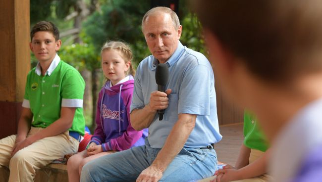 Президент РФ Владимир Путин общается с артековцами 7-й смены Улыбка Саманты во время посещения международного детского центра Артек в Крыму. 24 июня 2017 Президент РФ Владимир Путин общается с артековцами 7-й смены Улыбка Саманты во время посещения международного детского центра Артек в Крыму. 24 июня 2017