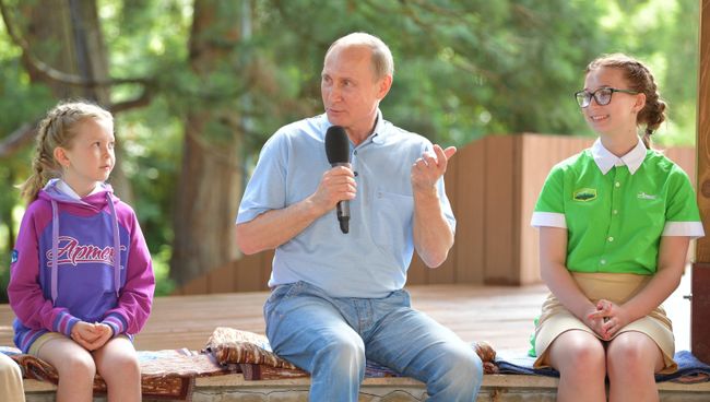 Президент РФ Владимир Путин общается с артековцами 7-й смены Улыбка Саманты во время посещения международного детского центра Артек в Крыму. 24 июня 2017