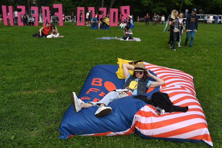 Зрители на фестивале Bosco Fresh Fest 2017 в московском музее-заповеднике Царицыно. 24 июня 2017 Зрители на фестивале Bosco Fresh Fest 2017 в московском музее-заповеднике Царицыно. 24 июня 2017
