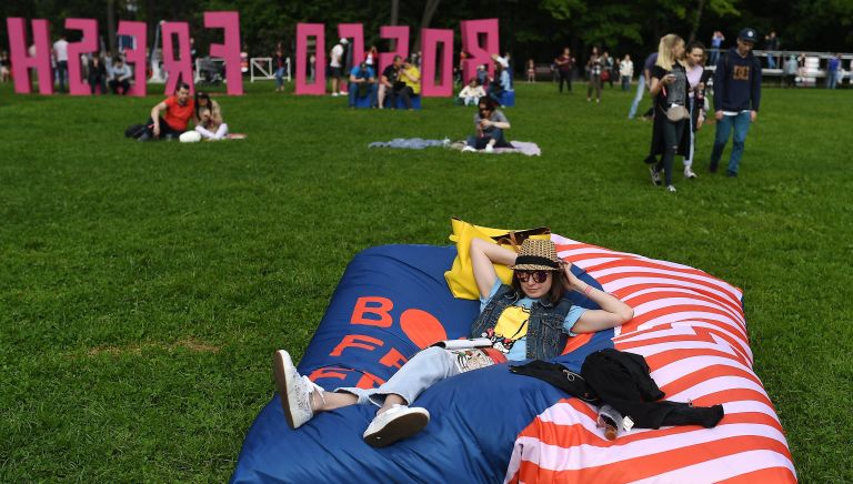 Зрители на фестивале Bosco Fresh Fest 2017 в московском музее-заповеднике Царицыно. 24 июня 2017