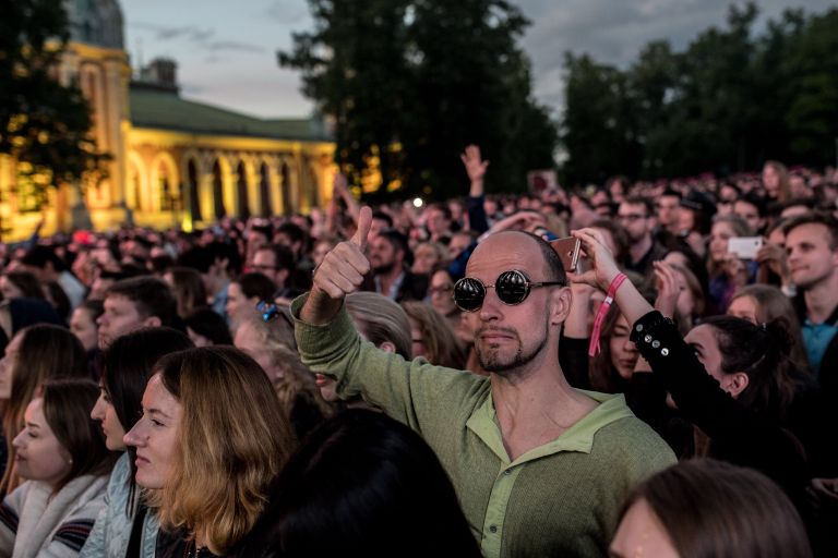 Зрители на музыкальном фестивале Bosco Fresh Fest 2017 в московском музее-заповеднике Царицыно Зрители на музыкальном фестивале Bosco Fresh Fest 2017 в московском музее-заповеднике Царицыно