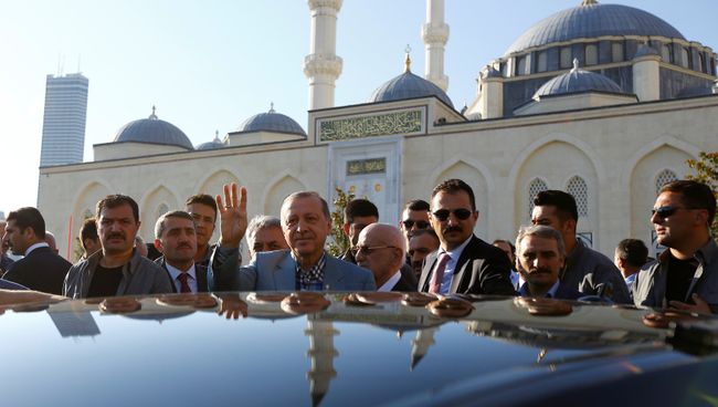 Президент Турции Реджеп Тайип Эрдоган после утренней молитвы в мечети в Стамбуле. 25 июня 2017 Президент Турции Реджеп Тайип Эрдоган после утренней молитвы в мечети в Стамбуле. 25 июня 2017