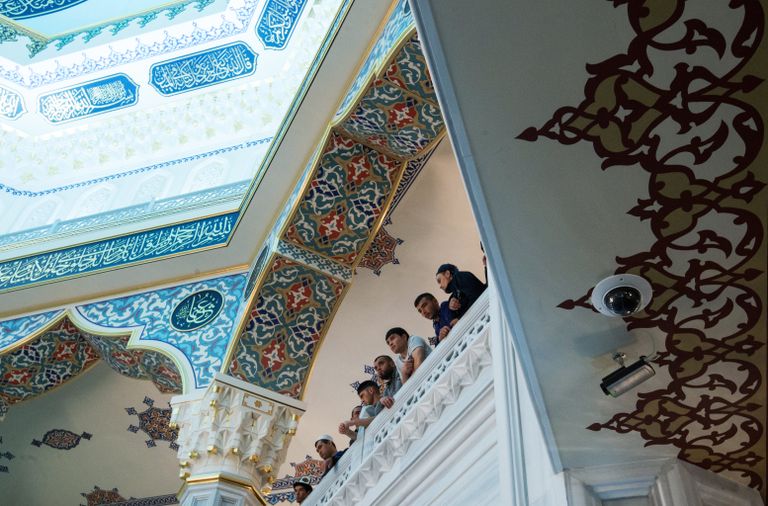 Мусульмане в Соборной мечети в Москве в день праздника Ураза-байрам. 25 июня 2017 Мусульмане в Соборной мечети в Москве в день праздника Ураза-байрам. 25 июня 2017