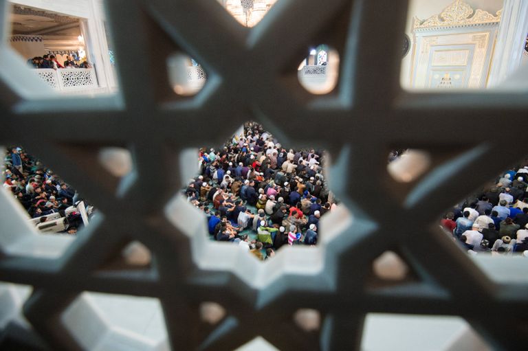 Мусульмане в Соборной мечети в Москве в день праздника Ураза-байрам. 25 июня 2017 Мусульмане в Соборной мечети в Москве в день праздника Ураза-байрам. 25 июня 2017