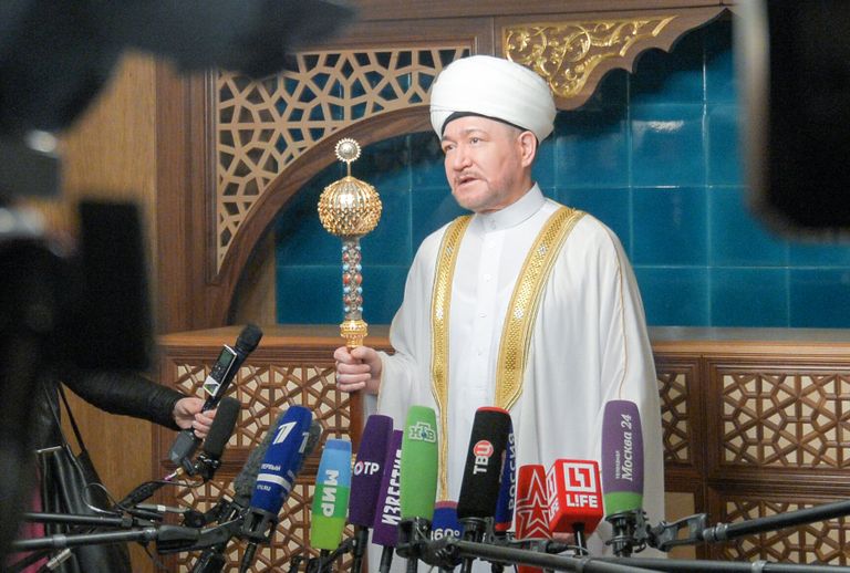 Председатель Совета муфтиев России Равиль Гайнутдин выступает перед журналистами в день праздника Ураза-байрам. 25 июня 2017 Председатель Совета муфтиев России Равиль Гайнутдин выступает перед журналистами в день праздника Ураза-байрам. 25 июня 2017