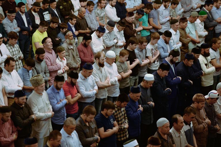 Мусульмане в мечети имени Ахмата Кадырова в Грозном в день праздника Ураза-байрам. 25 июня 2017 Мусульмане в мечети имени Ахмата Кадырова в Грозном в день праздника Ураза-байрам. 25 июня 2017