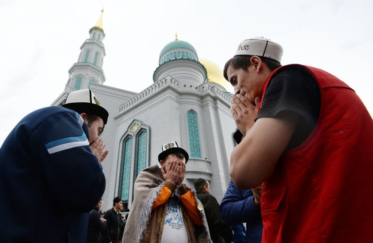 Мусульмане у Соборной мечети в Москве в день праздника Ураза-байрам. 25 июня 2017 Мусульмане у Соборной мечети в Москве в день праздника Ураза-байрам. 25 июня 2017