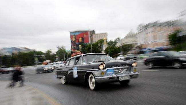 Легковой автомобиль ГАЗ-13 Чайка. Архивное фото Легковой автомобиль ГАЗ-13 Чайка. Архивное фото