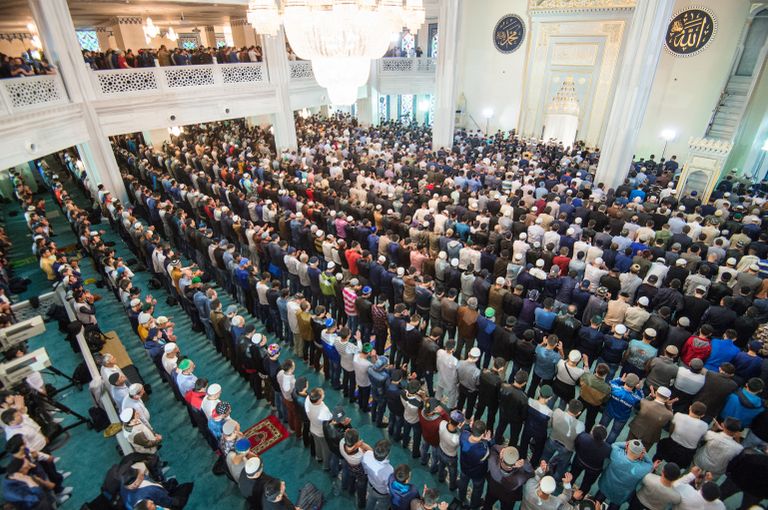 Мусульмане в Соборной мечети в Москве в день праздника Ураза-байрам Мусульмане в Соборной мечети в Москве в день праздника Ураза-байрам