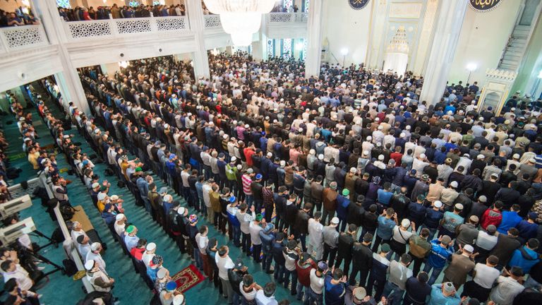 Мусульмане в Соборной мечети в Москве в день праздника Ураза-байрам Мусульмане в Соборной мечети в Москве в день праздника Ураза-байрам