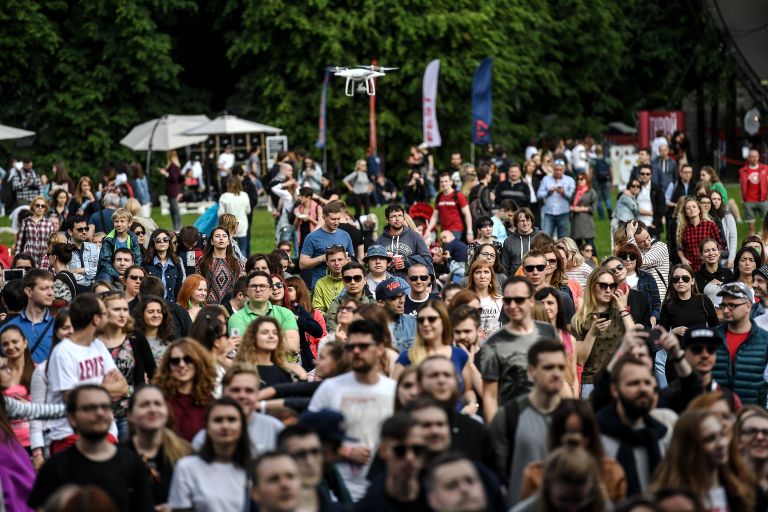 Зрители во время выступления группы Браво на фестивале Bosco Fresh Fest 2017 в московском музее-заповеднике Царицыно Зрители во время выступления группы Браво на фестивале Bosco Fresh Fest 2017 в московском музее-заповеднике Царицыно